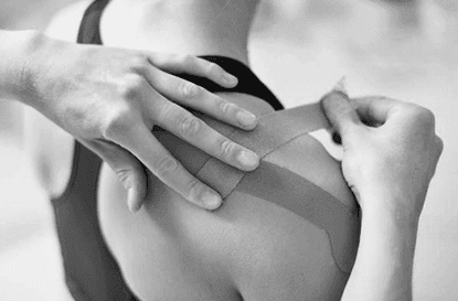 ktaping d'épaule pour sportif par un kiné du sport