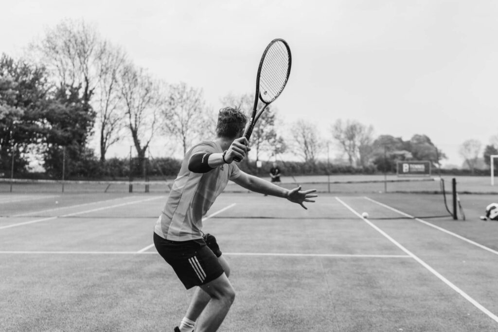 Blessures au tennis - causes et traitements - CAREA Kiné sport Paris