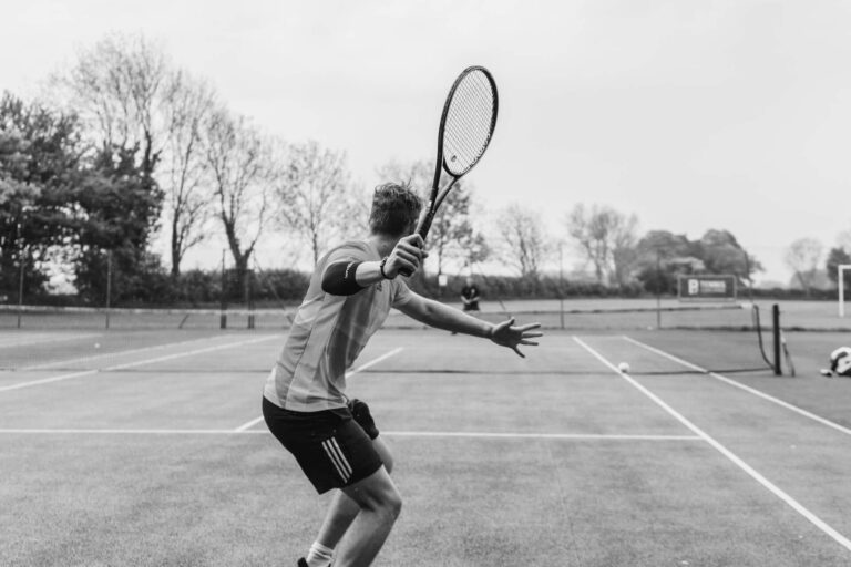 Blessures au tennis - causes et traitements - CAREA Kiné sport Paris