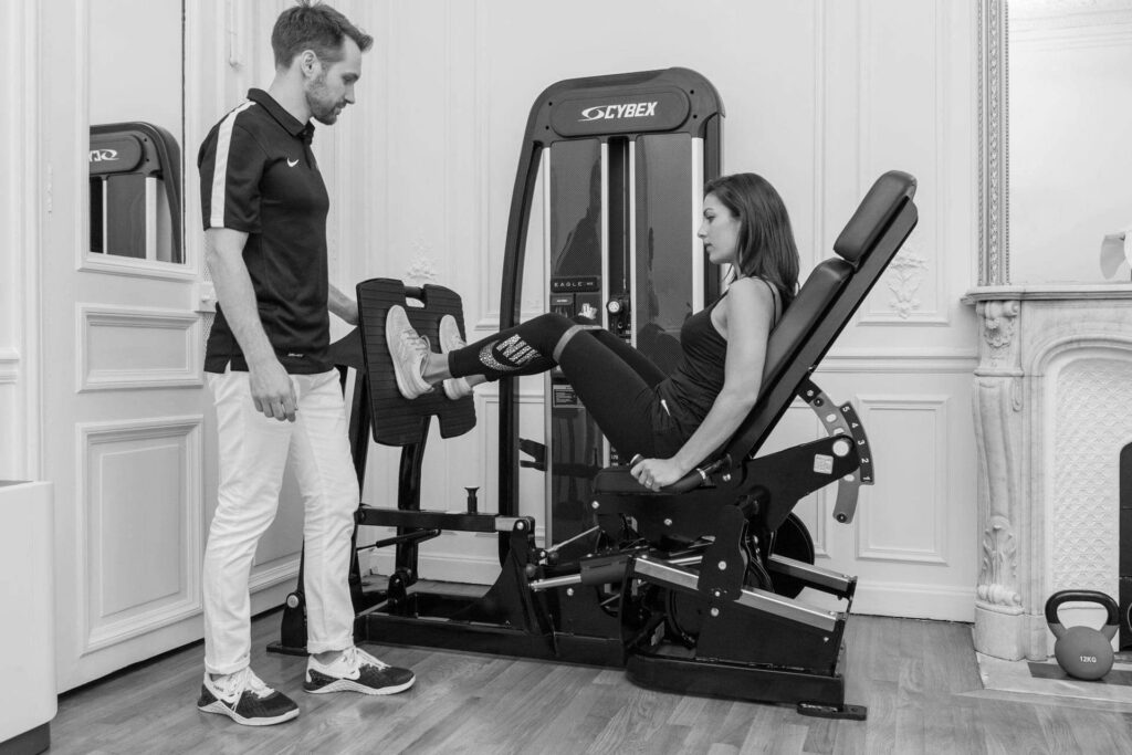 musculation genou cuisse rééducation avec un kiné du sport pour entorse genou