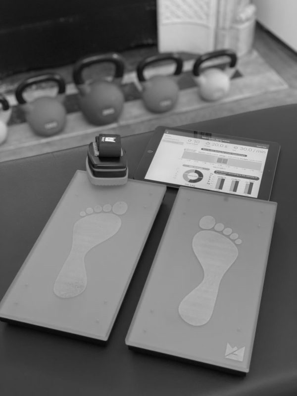 Dynamomètre Mesure de la force Kinvent par un kiné du sport pour analyse de la foulée en course à pied