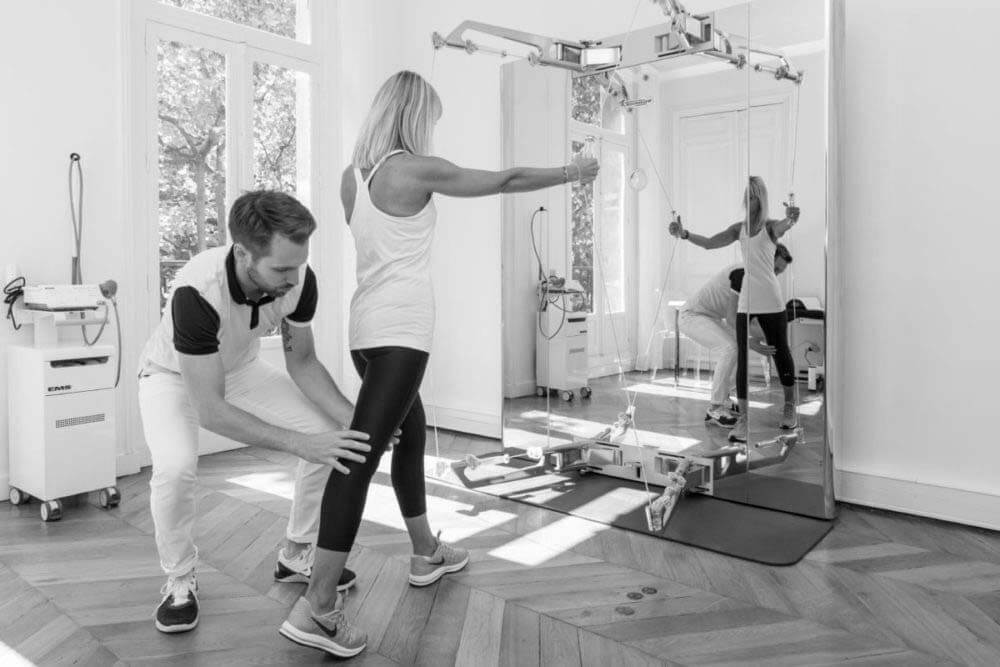 Kiné coach sportif renfocement musculaire avec kinesis technogym à paris