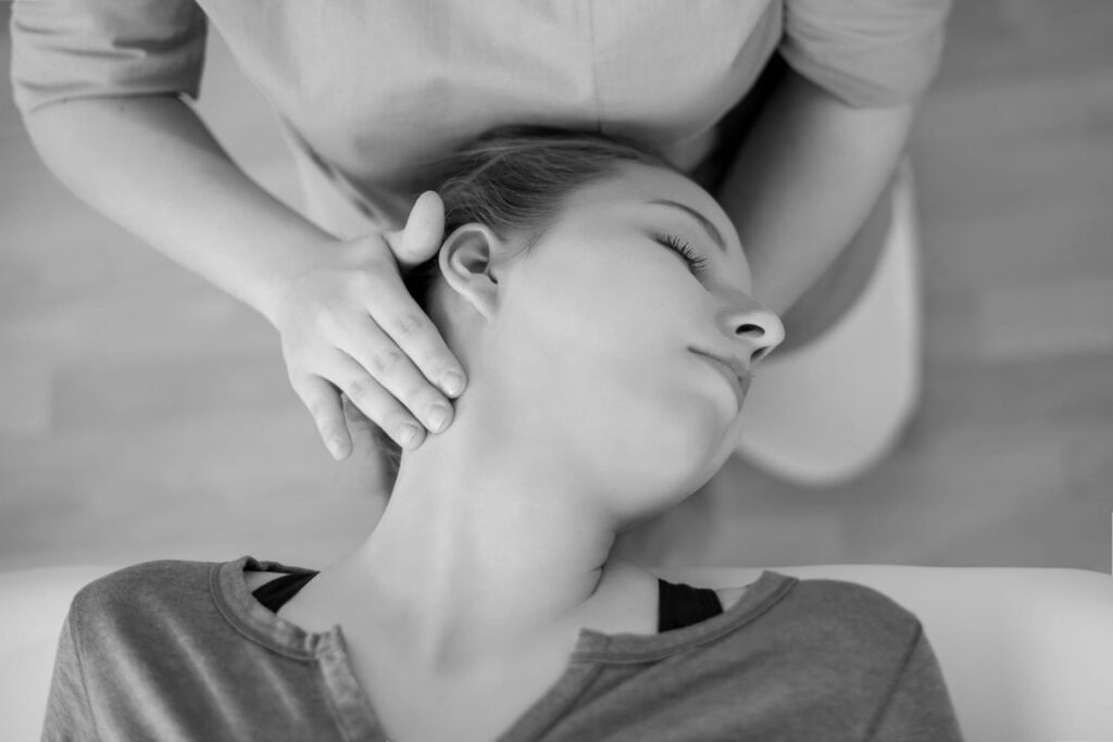 blocage au niveau du cou ostéo manipulation ostéopathie douleur cou