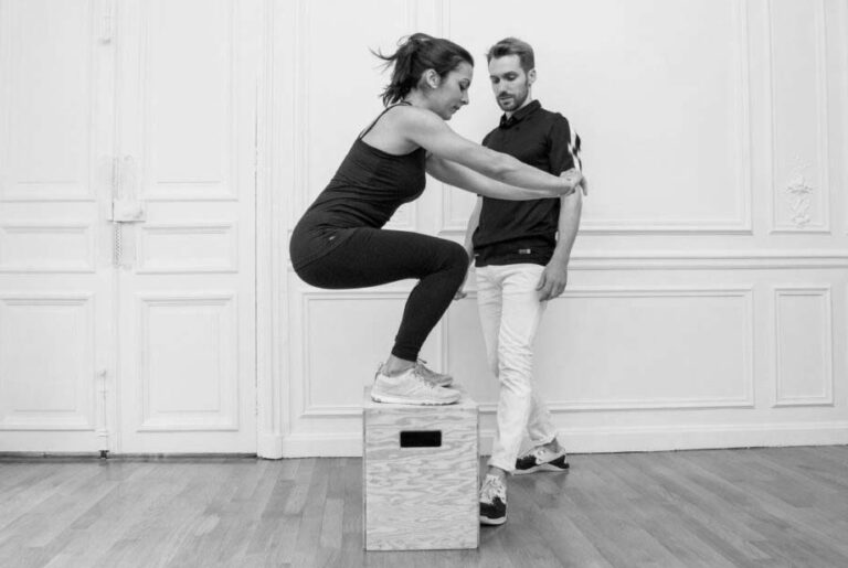 kiné coach sportif à paris squat sur une plyobox jump squat renforcement musculaire jambes cuisses et fessiers