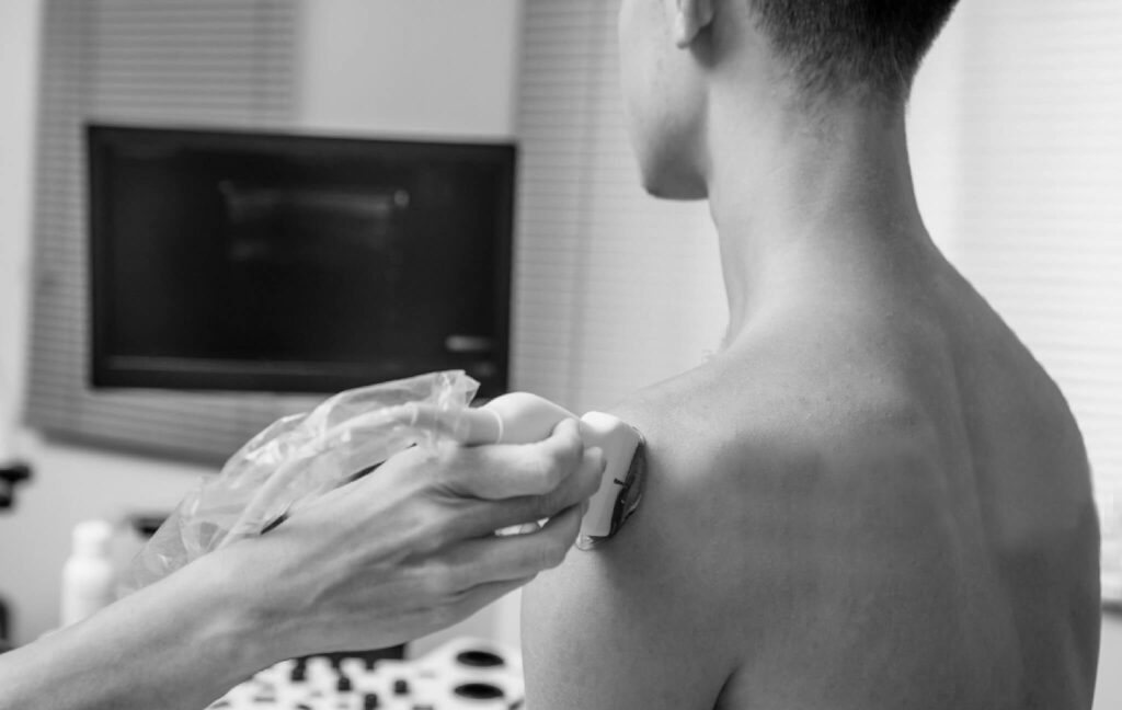 tendinite tendinopathie examen médical échographie épaule blessure rééducation cabinet kiné du sport à Paris CAREA