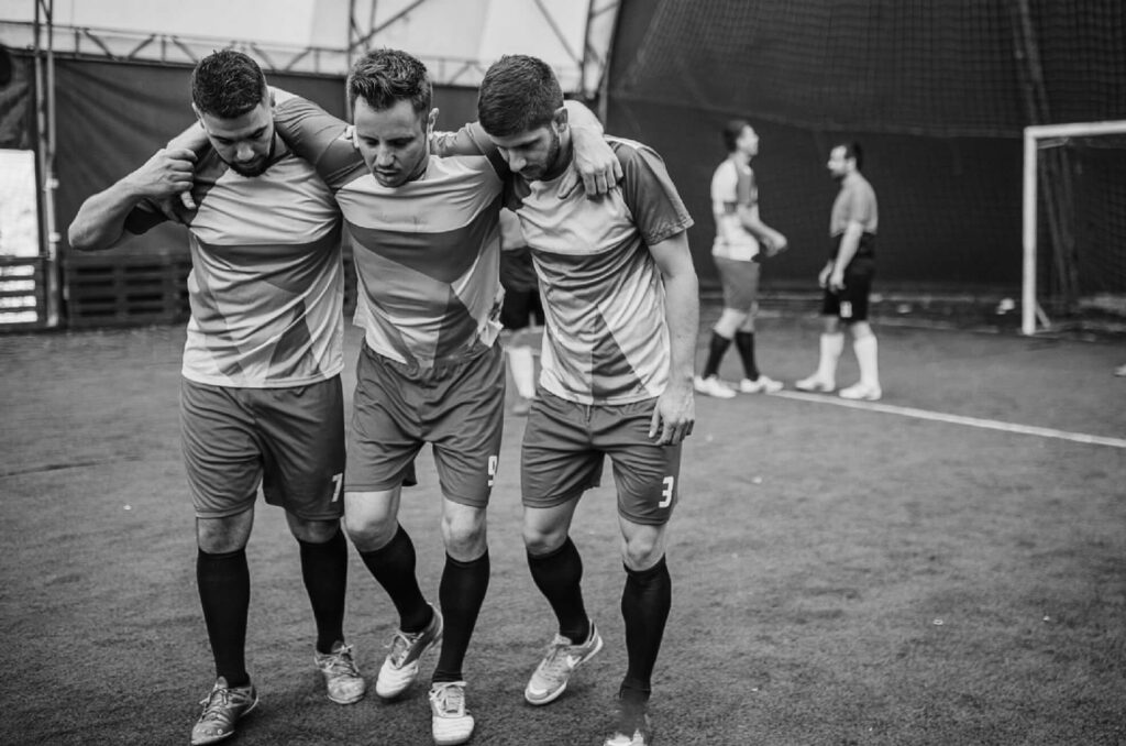 Douleur genou football lca ligament croisé antérieur entorse genou kiné sport à Paris CAREA