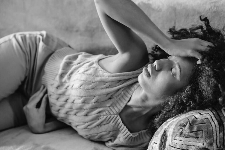 mal au dos pendant les règles - causes - solutions CAREA Kiné Paris