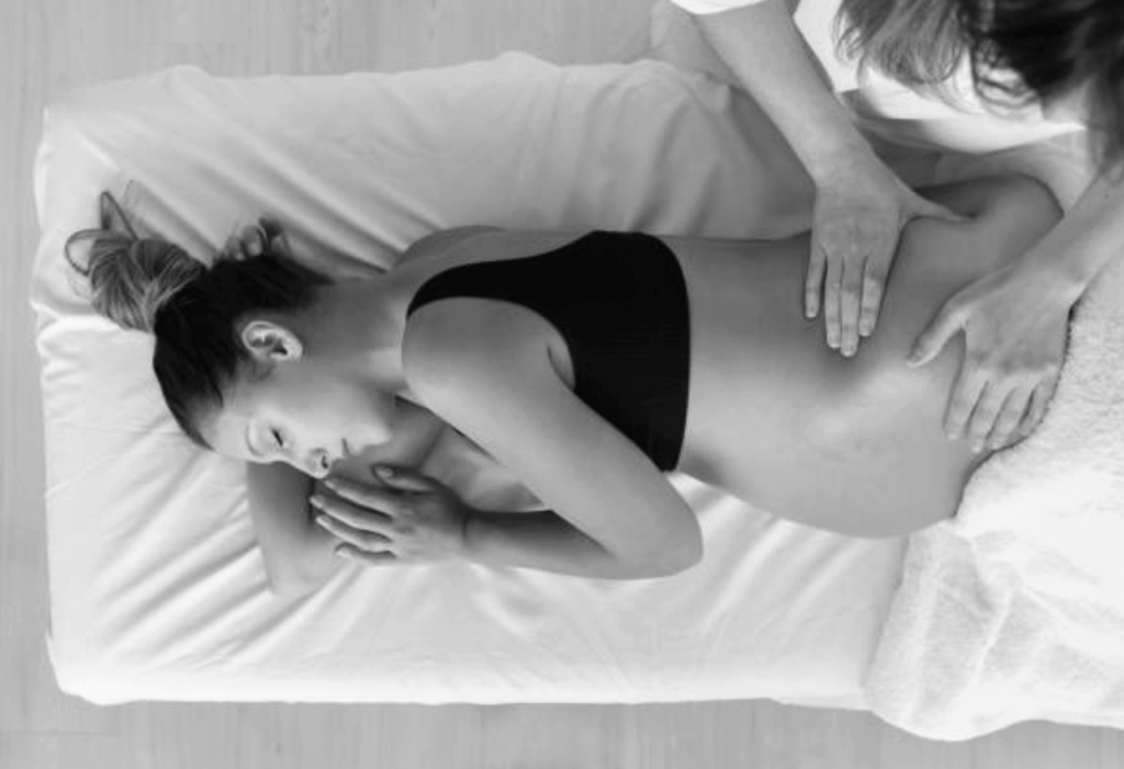 Séance d’ostéopathie sur une femme enceinte